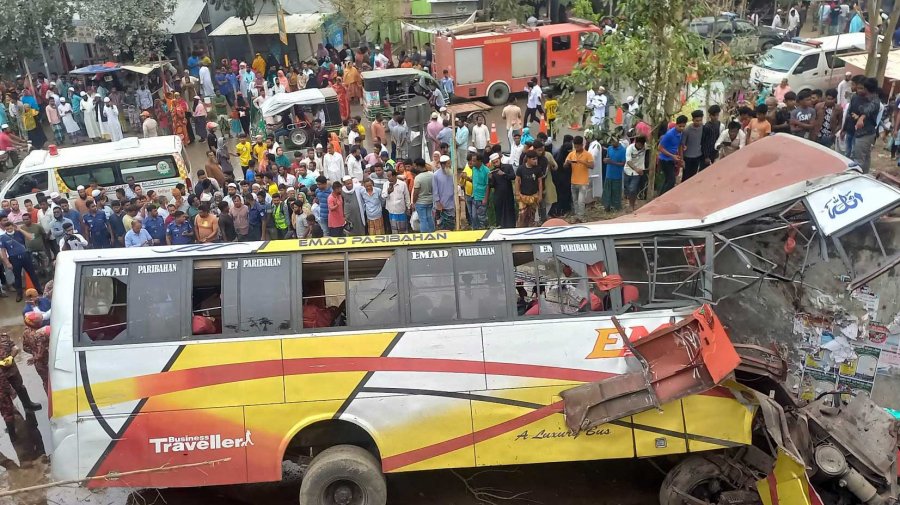 শিবচরে নিয়ন্ত্রণ হারিয়ে বাস খাদে, নিহত বেড়ে ১৭