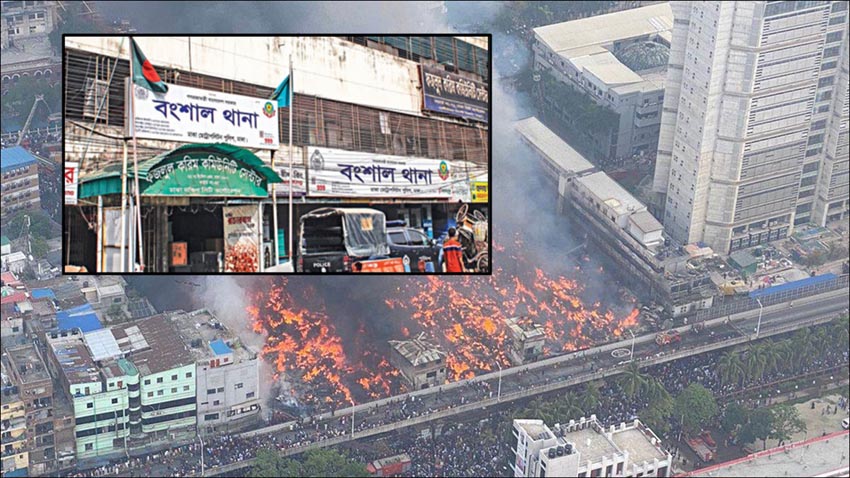 বঙ্গবাজারে  পুলিশের ওপর হামলায় ৩০০ জনের বিরুদ্ধে মামলা 