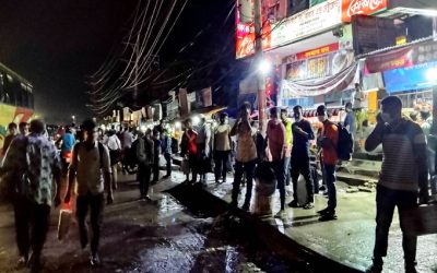 বৃষ্টি বাধা উপেক্ষা করে ঘরমুখো মানুষ বাস কাউন্টারে