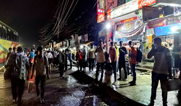 বৃষ্টি বাধা উপেক্ষা করে ঘরমুখো মানুষ বাস কাউন্টারে