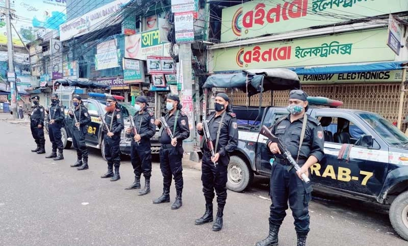 কমলাপুরে যাত্রী হয়রানি বন্ধে র‌্যাবের ভ্রাম্যমাণ আদালত