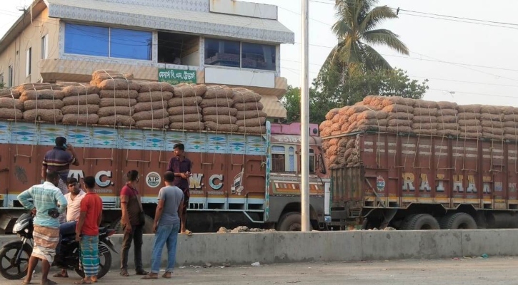 ভোমরায় ১১ ট্রাক ভারতীয় পেঁয়াজ