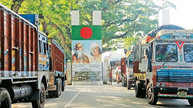 ৫ দিন পর বেনাপোল বন্দরে আমদানি-রপ্তানি শুরু