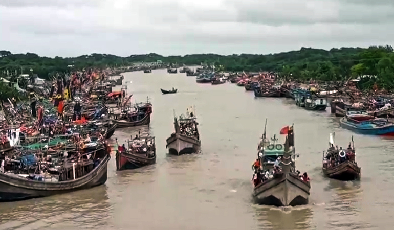 ৬৫ দিনের নিষেধাজ্ঞা শেষে সমুদ্রে জেলেরা