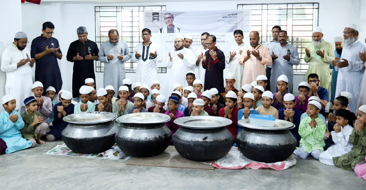 শোক দিবসে এতিমদের মাঝে খাবার বিতরণ ডিএসইর