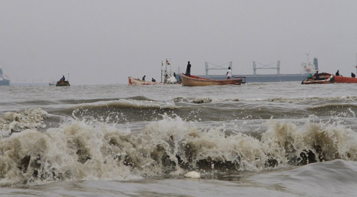 সমুদ্র বন্দর থেকে নামানো হলো সতর্ক সংকেত