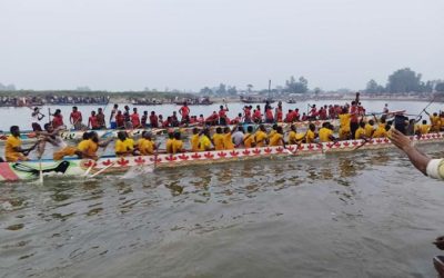 করতোয়া পাড়ে নৌকাবাইচ দেখতে মানুষের ঢল