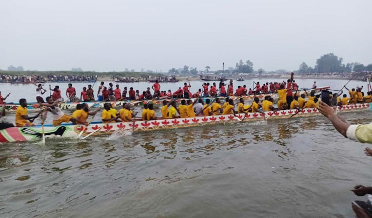 করতোয়া পাড়ে নৌকাবাইচ দেখতে মানুষের ঢল