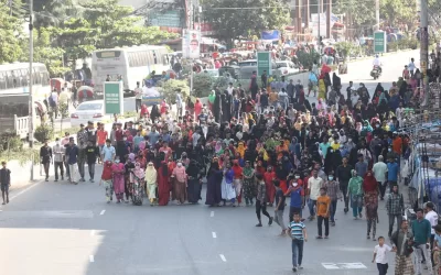 মিরপুরে রাস্তা অবরোধ করে বিক্ষোভে পোশাকশ্রমিকরা