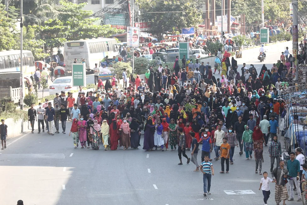 মিরপুরে রাস্তা অবরোধ করে বিক্ষোভে পোশাকশ্রমিকরা