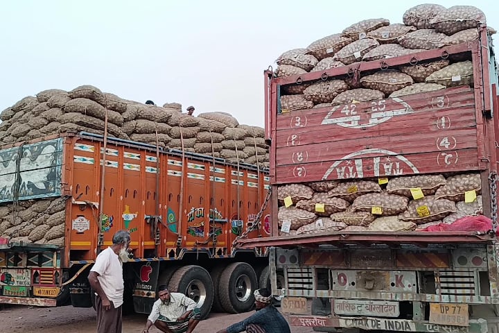 হিলি বন্দরে একদিনে ৫৫ ট্রাক আলু আমদানি