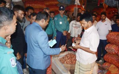 পেঁয়াজের বাজারে অভিযান : ৮০ প্রতিষ্ঠানকে জরিমানা