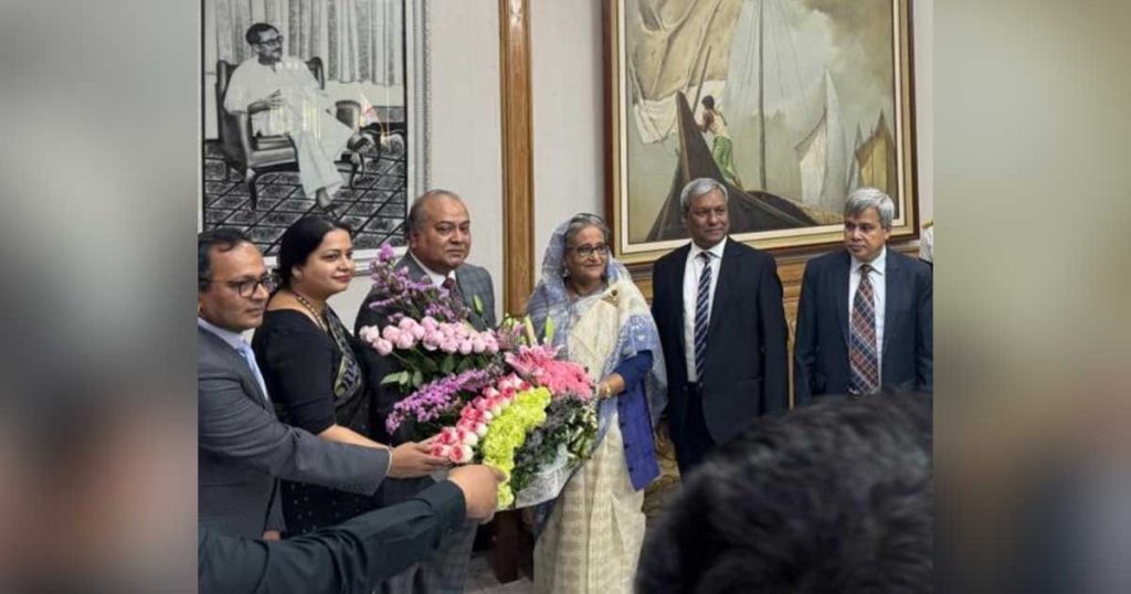 প্রধানমন্ত্রীকে বিএসইসি চেয়ারম্যানের শুভেচ্ছা