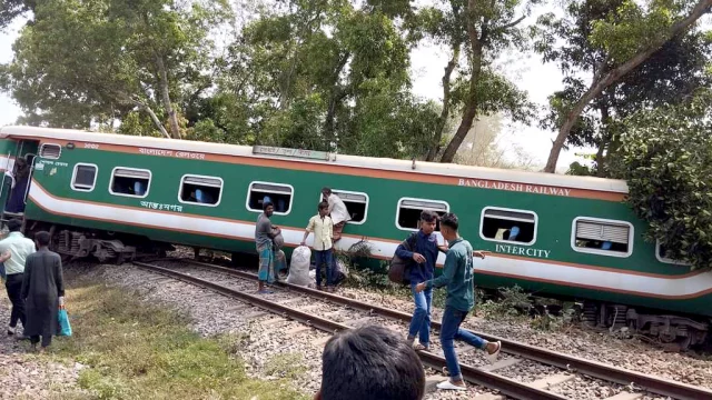 চট্টগ্রাম রেলপথে ট্রেন চলাচল স্বাভাবিক হতে অন্তত ৩ দিন লাগবে