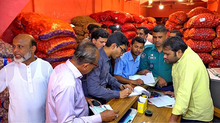 বেশি দামে পণ্য বিক্রির অভিযোগে ১৪১ প্রতিষ্ঠানকে জরিমানা