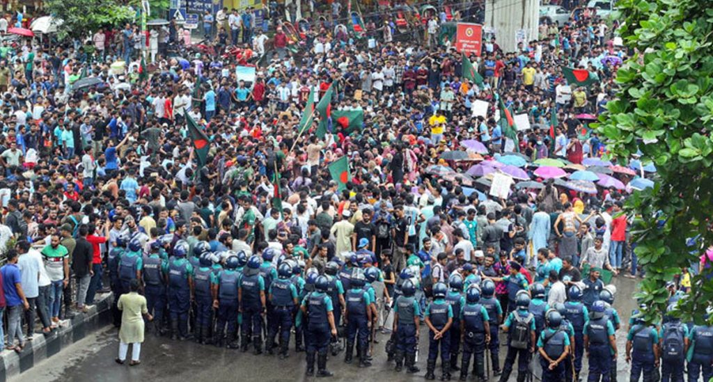 কোটা বাতিলে আজও শাহবাগে শিক্ষার্থীদের অবরোধ, যানচলাচল বন্ধ