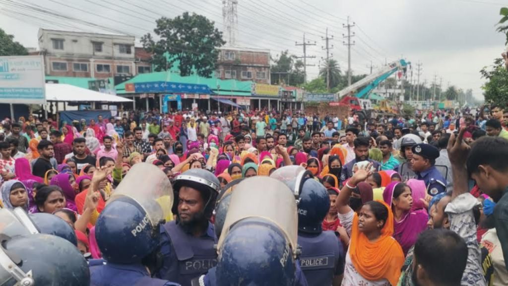 গাজীপুরে শ্রমিক-পুলিশ সংঘর্ষে ওসিসহ আহত তিন পুলিশ সদস্য