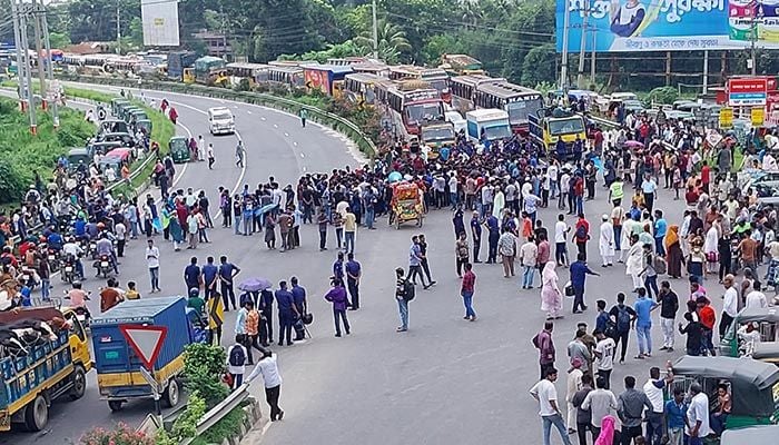 কোটা বাতিলের দাবিতে ঢাকা-টাঙ্গাইল মহাসড়ক অবরোধ