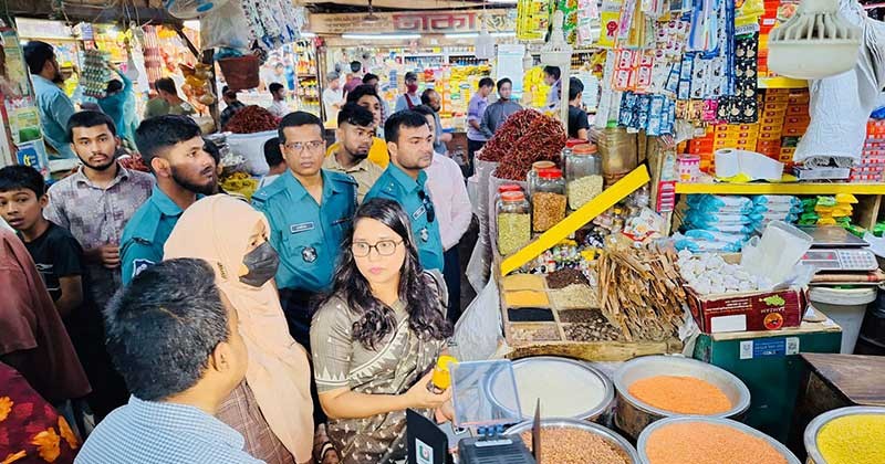 নিত্যপণ্যের বাজার তদারকি করলো বাণিজ্য মন্ত্রণালয়ের দুই টিম