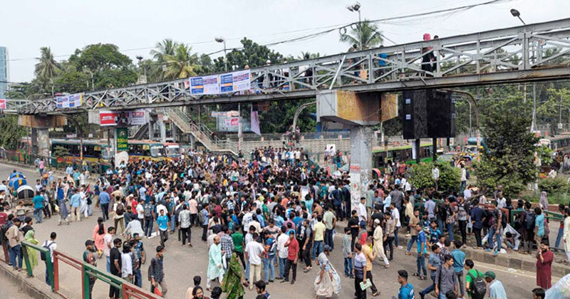 সায়েন্সল্যাব অবরোধ করলেন সাত কলেজ শিক্ষার্থীরা