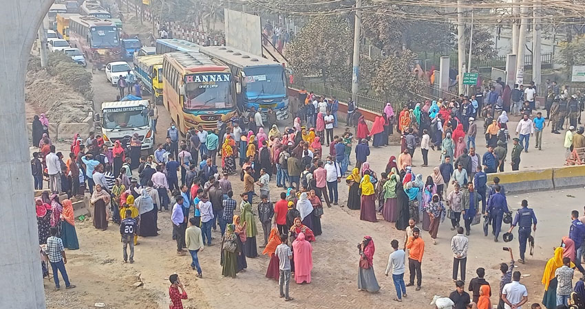 ৪ বছর আগের বকেয়া বেতনের দাবিতে শ্রমিকদের মহাসড়ক অবরোধ