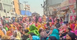 বকেয়া বেতনের দাবিতে আশুলিয়ায় পোশাক শ্রমিকদের বিক্ষোভ