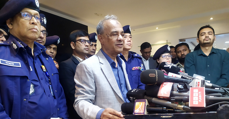 ওএমএসের মাধ্যমে আলু বিক্রির চিন্তা করছে সরকার : স্বরাষ্ট্র উপদেষ্টা