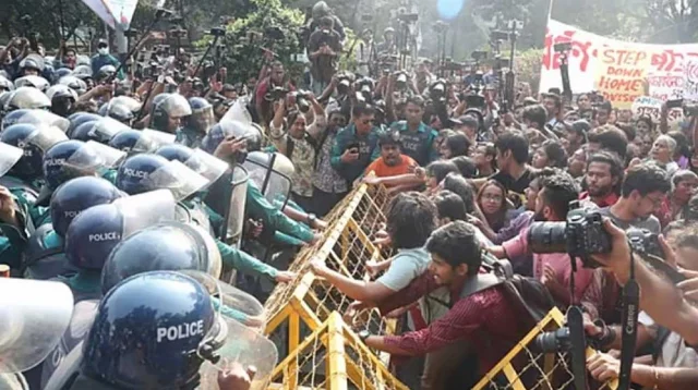 স্বরাষ্ট্র উপদেষ্টার পদত্যাগের দাবিতে মুখোমুখি অবস্থানে আন্দোলনকারী-পুলিশ