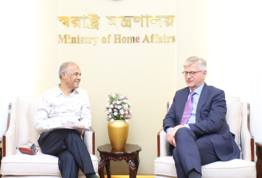 শান্তিরক্ষা মিশনে বাংলাদেশ থেকে আরও বেশি ফোর্স নেয়ার অনুরোধ স্বরাষ্ট্র উপদেষ্টার