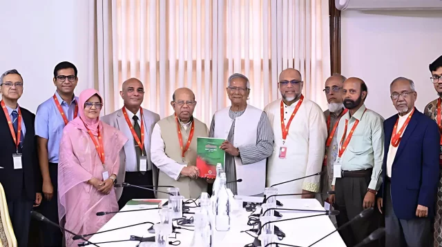 প্রধান উপদেষ্টার কাছে প্রতিবেদন জমা দিয়েছে স্বাস্থ্য সংস্কার কমিশন