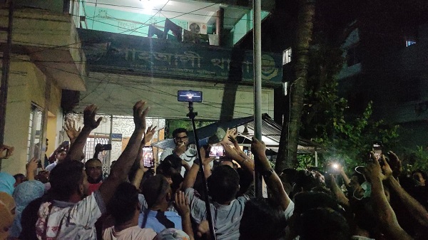 সাজ্জাদুল মিরাজের আশ্বাসে থানা ত্যাগ করলেন বিক্ষোভকারীরা