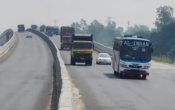 যানবাহনের চাপ বাড়লেও স্বস্তিতে বাড়ি ফিরছে উত্তরবঙ্গের মানুষ