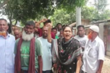 নওগাঁয় ভিজিডি কর্মসূচির কার্ড-ধারীদের কাছে থেকে টাকা নিয়ে চাল বিতরণ করার অভিযোগ