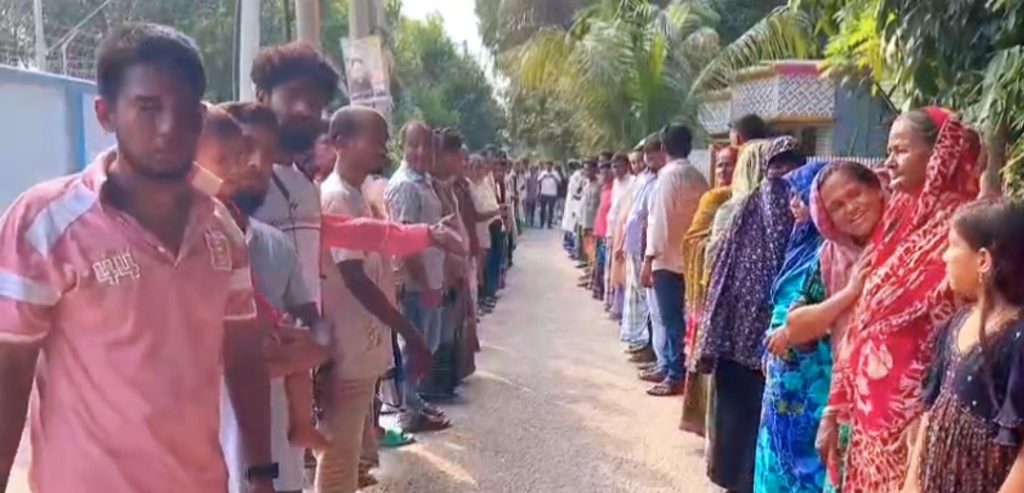 ফরিদপুরের সদরপুরে ধর্ষকের বিচার দাবিতে গ্রামবাসীর বিক্ষোভ ও মানববন্ধন