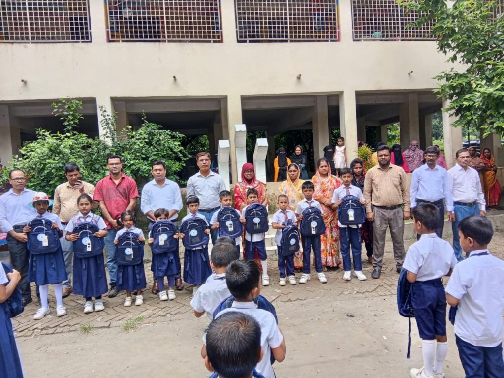 কোটালীপাড়ায় নতুন ব্যাগ নিয়ে বিদ্যালয়ে এলেন ইউএনও, উচ্ছ্বসিত শিক্ষার্থীরা