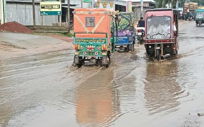 ঝিনাইগাতীতে সামান্য বৃষ্টিতেই প্রধান রাস্তায় হাঁটুপানি: দুর্ভোগে পথচারীরা