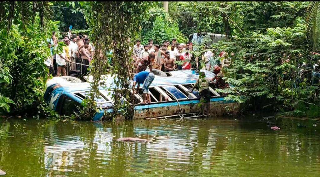 শেরপুরের ঝিনাইগাতীতে যাত্রীবাহী মিনিবাস পুকুরে উল্টে আহত ২০,নিখোঁজ ১