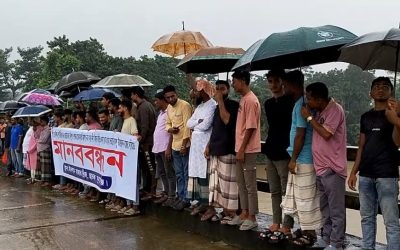 সুনামগঞ্জের ছাতকের অবৈধভাবে বালু উত্তোলন বন্ধের  দাবিতে এলাকাবাসির মানববন্ধন