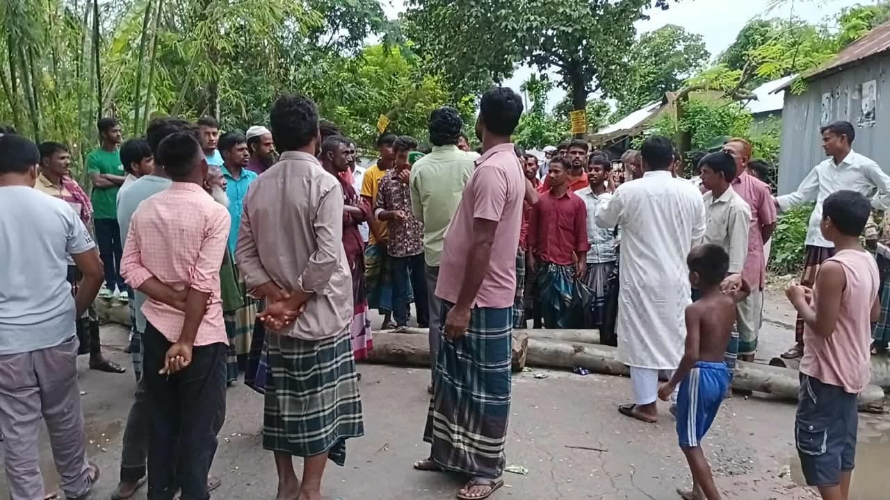 কুড়িগ্রাম ভূরুঙ্গামারীতে সারের দাবিতে কৃষকদের সড়ক অবরোধ