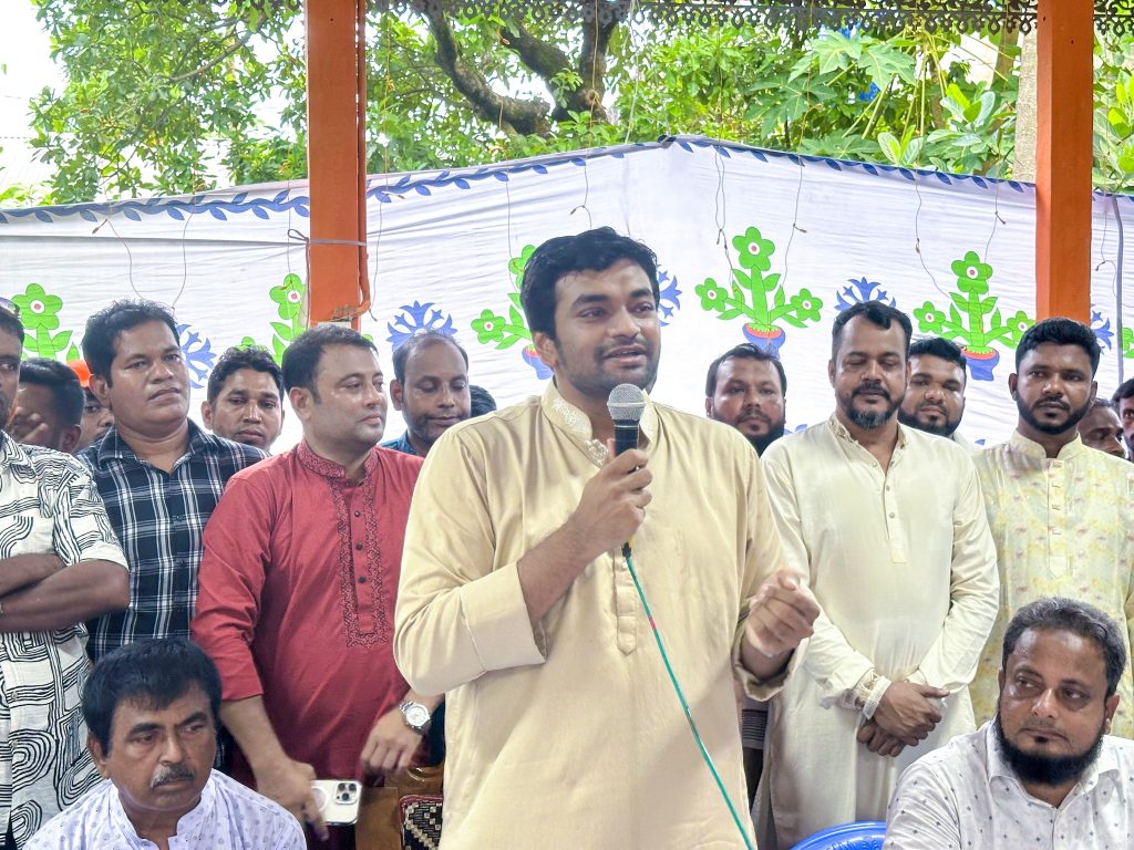 তারেক রহমানের শুভেচ্ছা ও অনুদান পৌঁছে দিলেন বিএনপি নেতা ব্যারিস্টার অমি