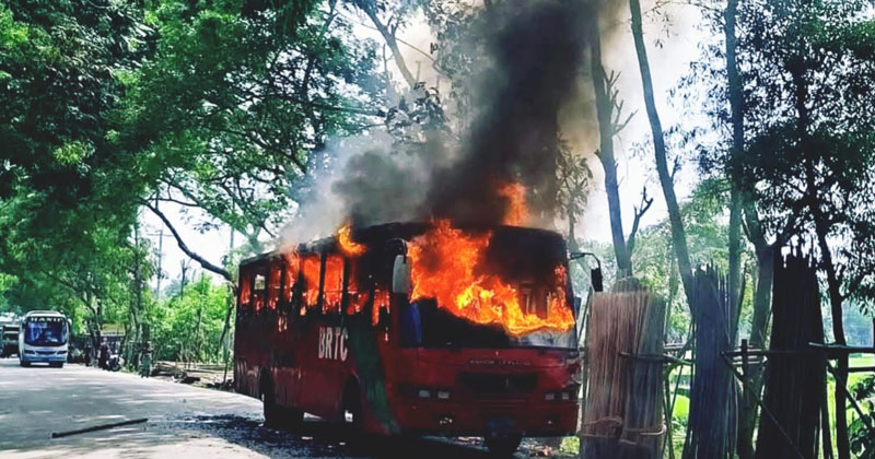 মহাসড়কে চলন্ত বিআরটিসি বাসে আগুন