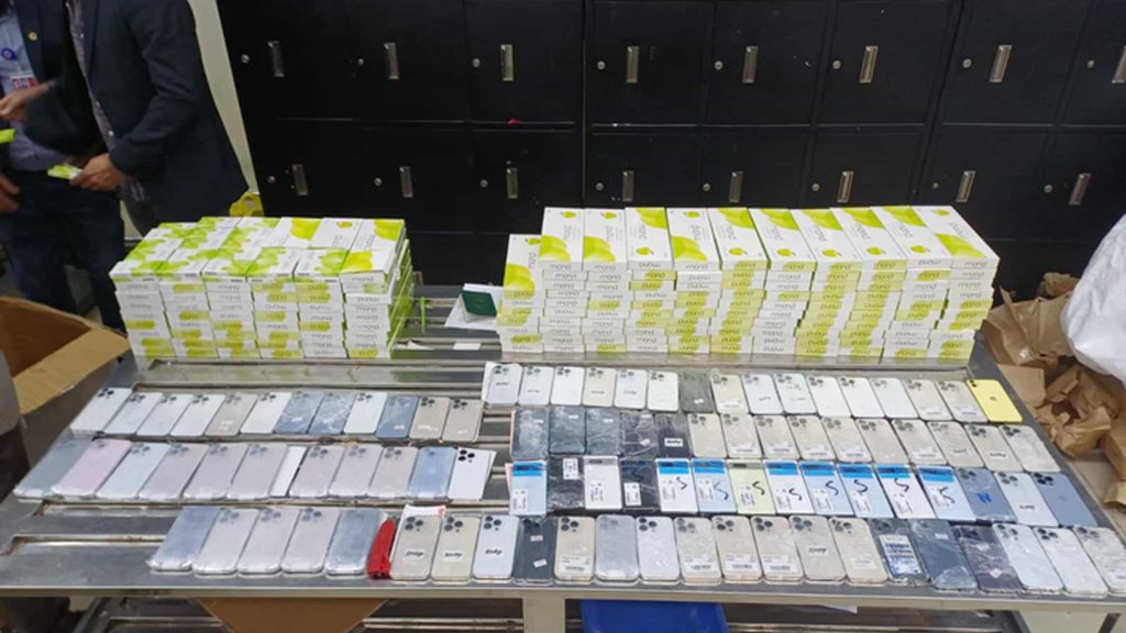 শাহজালাল বিমানবন্দরে  ৪ নারীর কাছ থেকে ১০২ স্মার্টফোন উদ্ধার