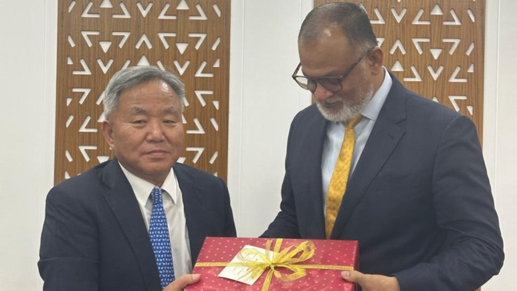 বাণিজ্য উপদেষ্টার সঙ্গে দক্ষিণ কোরিয়ার বিদায়ী রাষ্ট্রদূতের বৈঠক