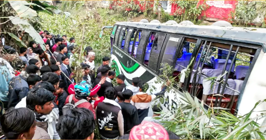 মাদারীপুরে নিয়ন্ত্রণ হারিয়ে বাস খাদে, ইজিবাইকের তিন যাত্রীসহ নিহত ৬