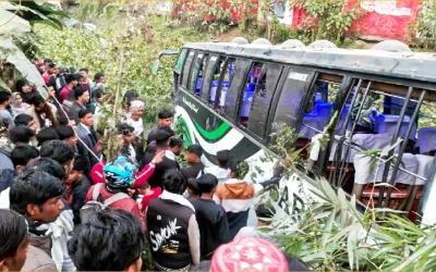 মাদারীপুরে নিয়ন্ত্রণ হারিয়ে বাস খাদে, ইজিবাইকের তিন যাত্রীসহ নিহত ৬