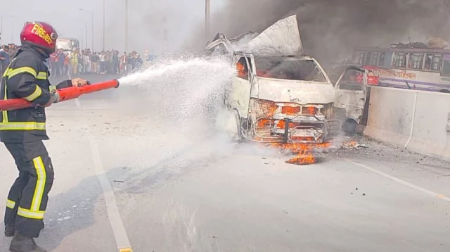 এক্সপ্রেসওয়েতে চলন্ত অ্যাম্বুলেন্সে আগুন