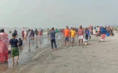 কুয়াকাটা সৈকতে উল্লাসে মেতেছেন হাজারো পর্যটক