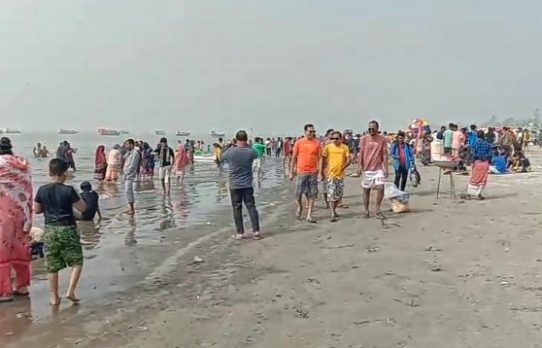 কুয়াকাটা সৈকতে উল্লাসে মেতেছেন হাজারো পর্যটক