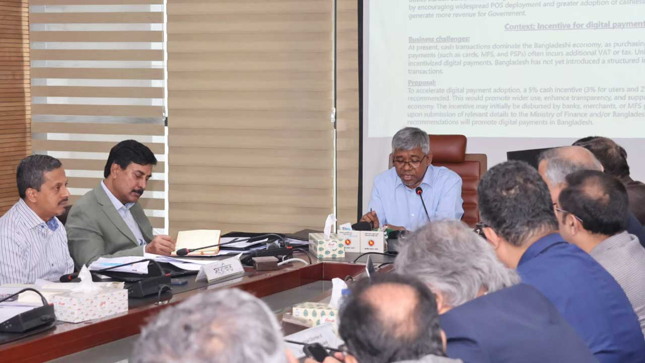 নগদ লেনদেনে নির্ভরতা কমাতে কার্ড লেনদেনে প্রণোদনা চান ব্যবসায়ীরা