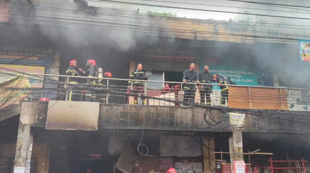 বিজয় সরণির কলমিলতা বাজারে লাগা আগুন নিয়ন্ত্রণে